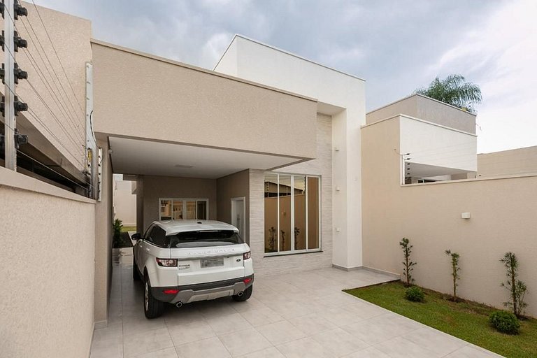 Linda casa com piscina na região central