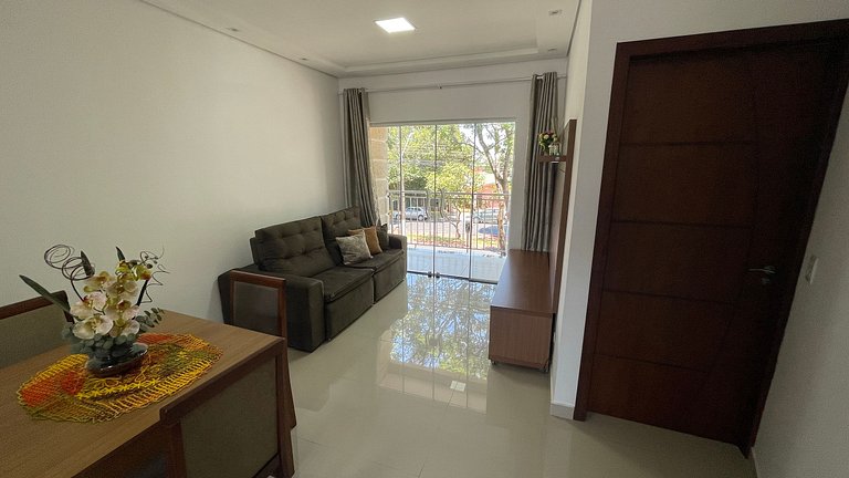 Apartamento com Suíte e Varanda na Vila A | 2 Quartos, Garag