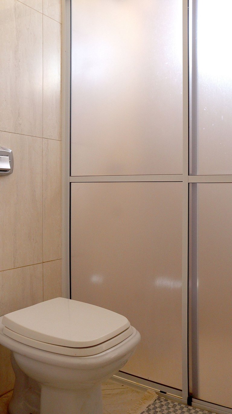 Confort apt no último andar em prédio central de Foz