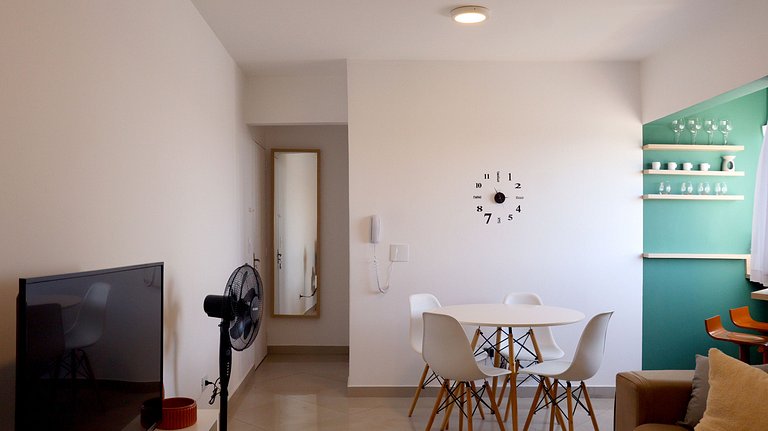 Confort apt no último andar em prédio central de Foz
