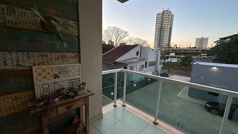 Apt com Suíte e Varanda - Centro de Foz
