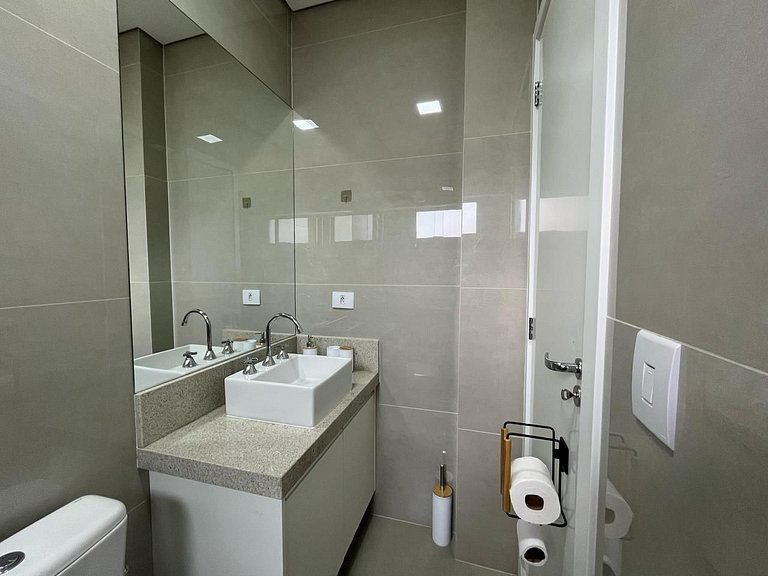 Amplo apartamento a poucos passos do Shopping JL - Centro de