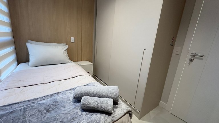 Apt Alto Padrão 19o Andar com Vista - Centro