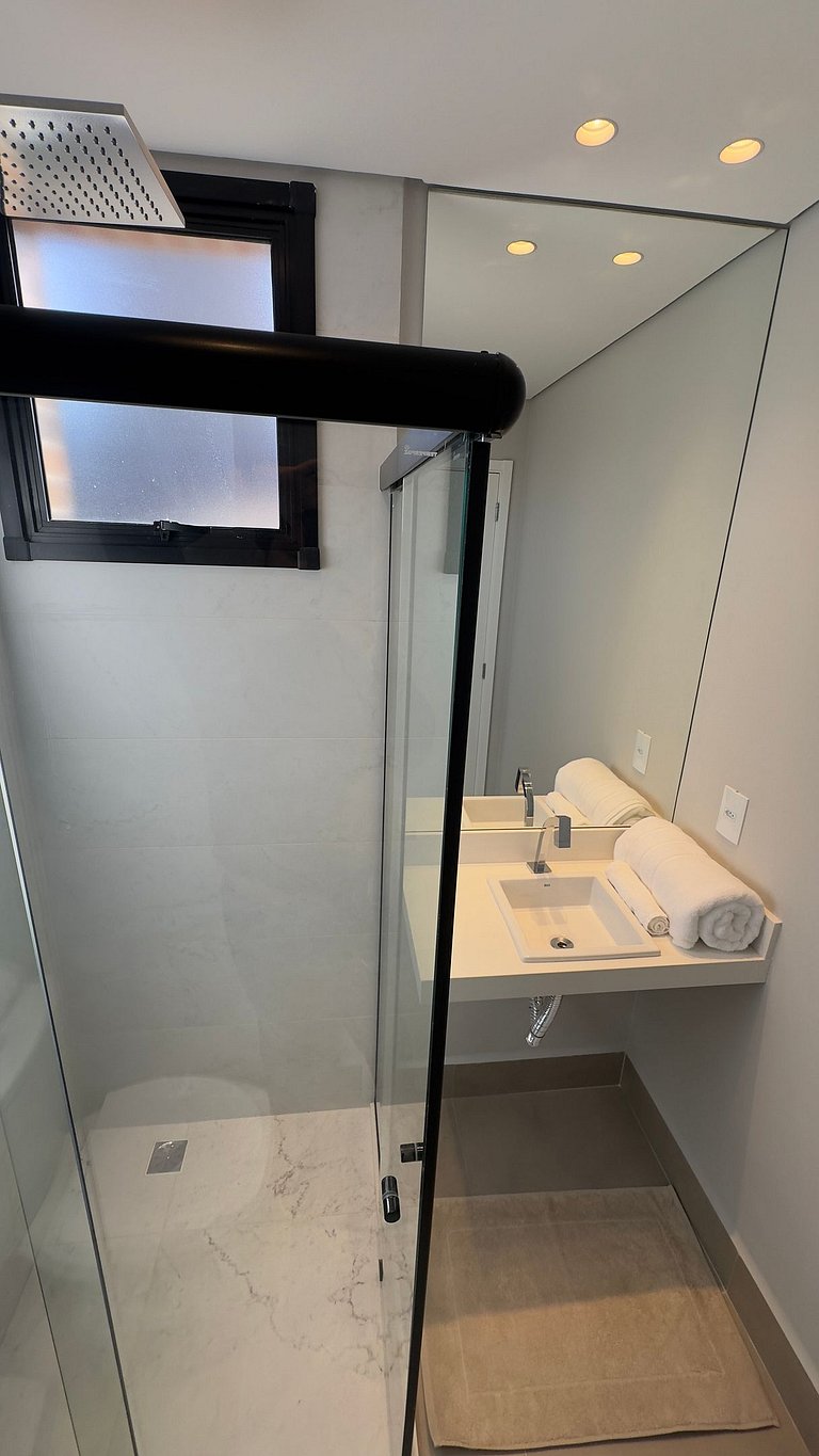 Conforto e Estilo no Coração de Foz – 4 Pessoas