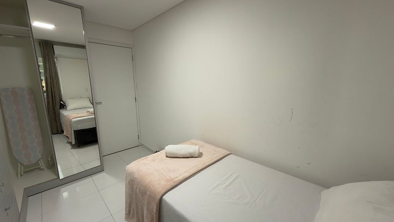 Apt com Suíte e Varanda - Centro de Foz