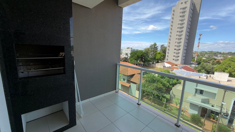 Apt com Suíte e Varanda - Centro de Foz
