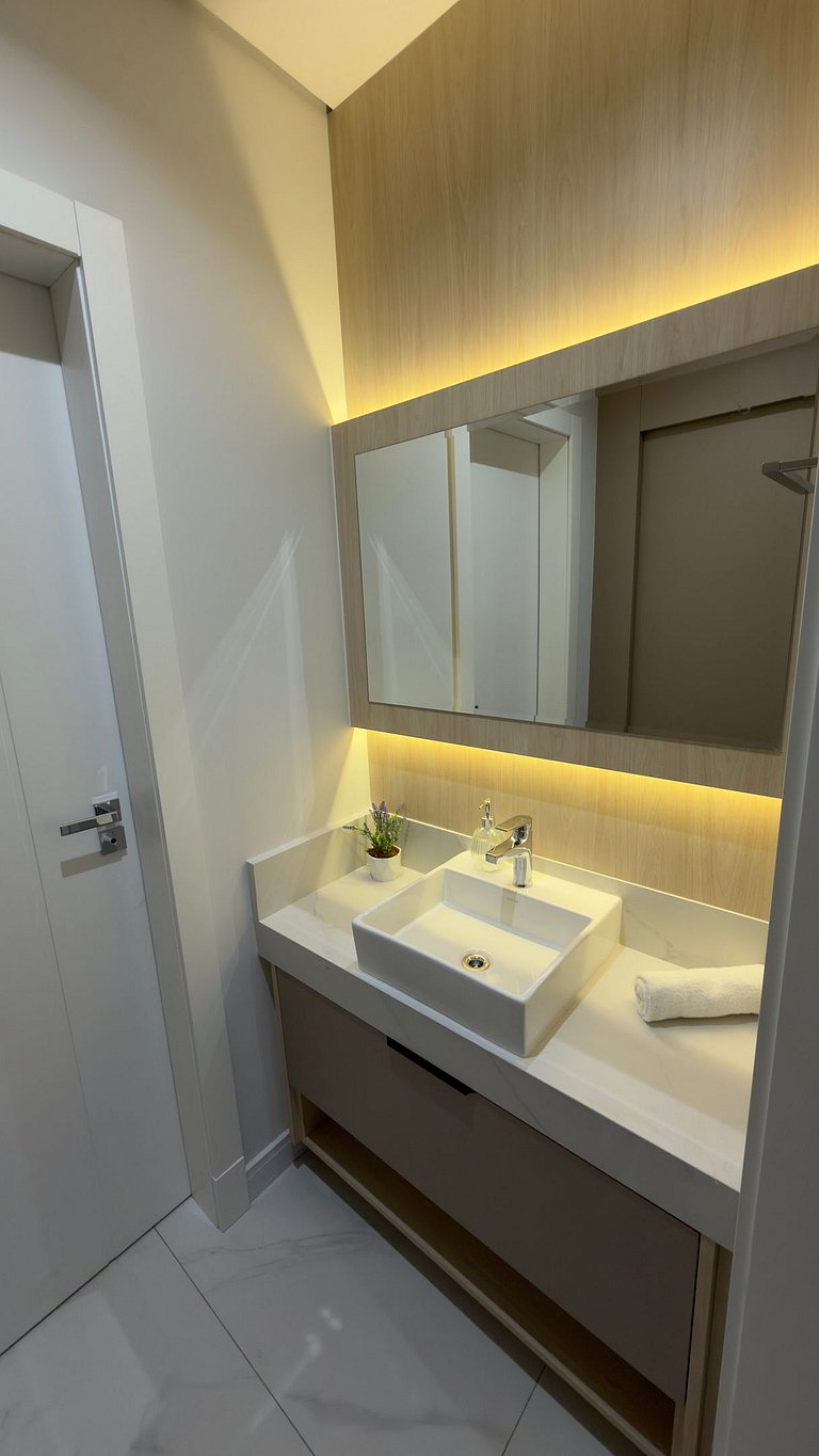 Apartamento novo ao lado do shopping, no centro