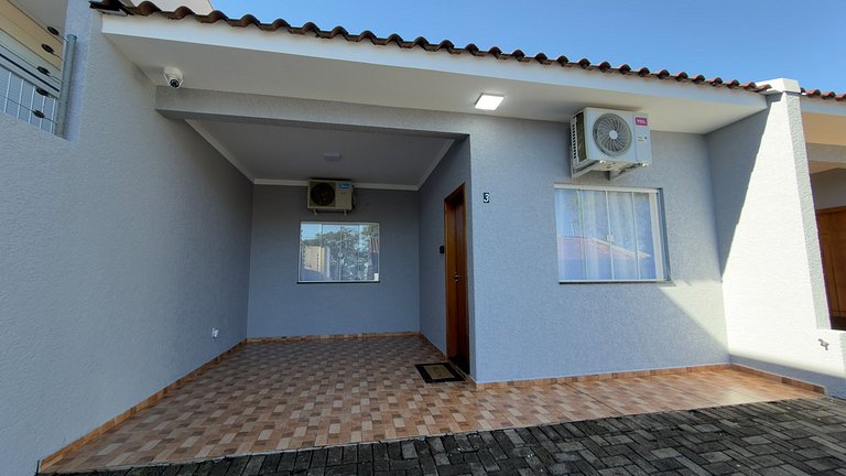 Linda casa em excelente localização - 02 garagens
