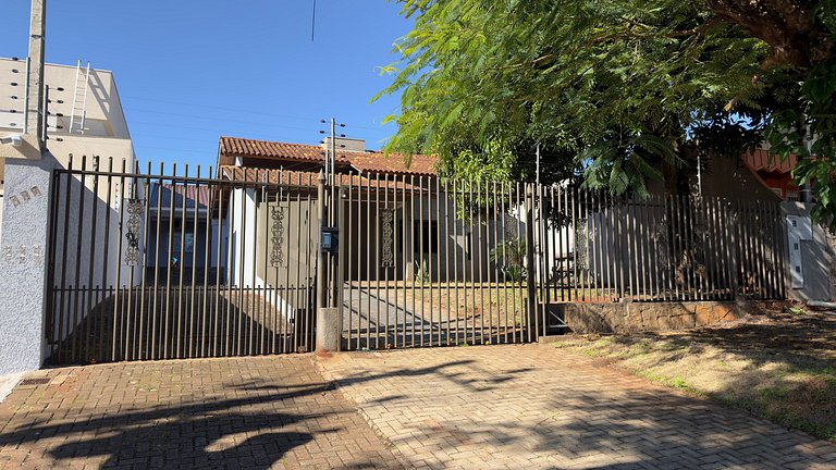 Linda casa em excelente localização - 02 garagens