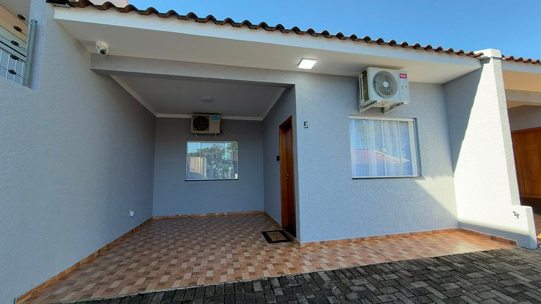 Linda casa em excelente localização - 02 garagens