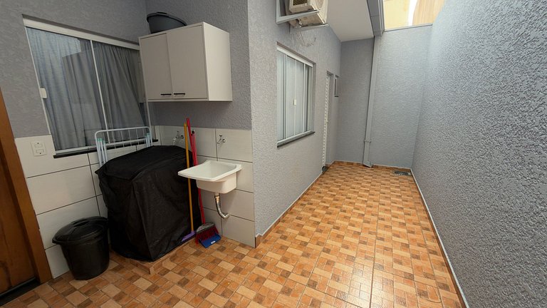 Casa térrea em excelente localização - 02 garagens