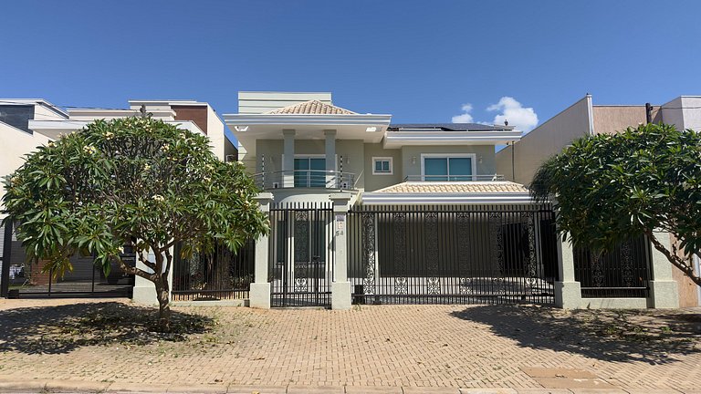 Casa Alto Padrão · Piscina · Churrasqueira