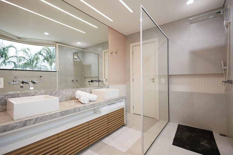 Casa Alto Padrão · Piscina · Churrasqueira
